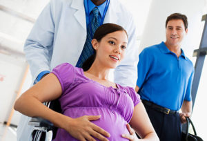 Woman with signs of labor going to the hospital